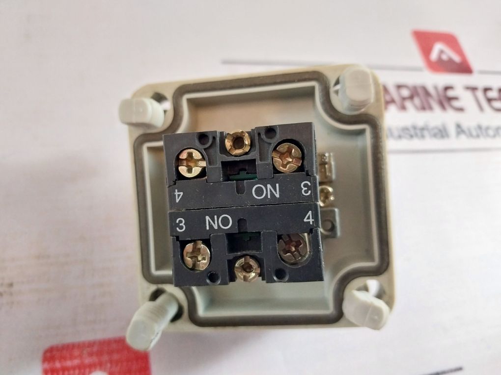 Telemecanique Zb2-be101 Light Switch 400V