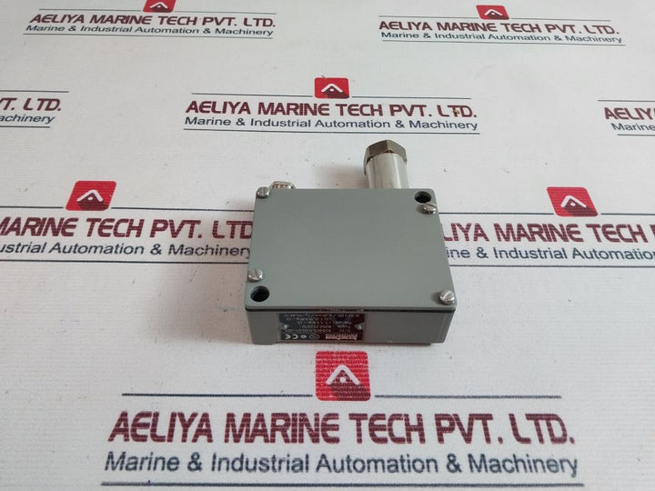 Trafag 8202.21.2210 Pressure Transmitter 12-34 Vdc
