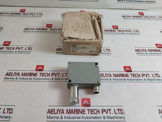 Trafag 8202.79.2210 Pressure Transmitter 12...34 V Dc
