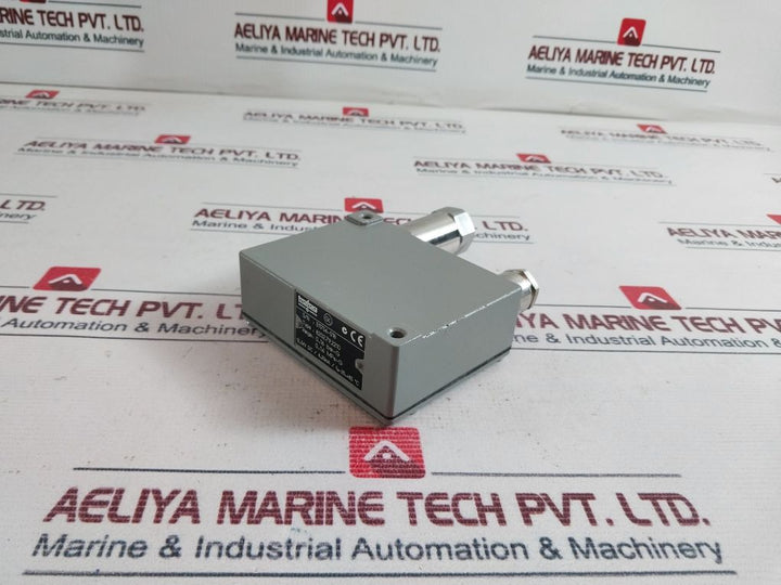 Trafag 8202.79.2210 Pressure Transmitter 12...34 V Dc
