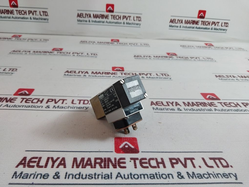 Trafag 9B0.2077 Pressure Switch 250V Ac 