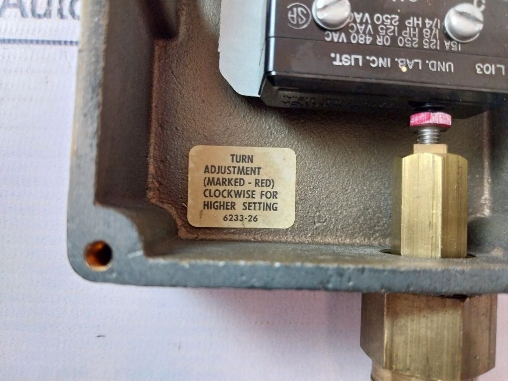 United Electric 102-9037 Temperature Control 15 Amps 125/250 Vac