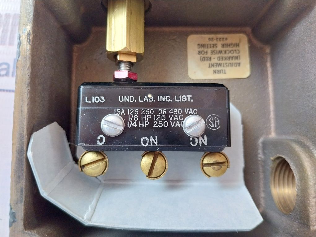 United Electric 102-9037 Temperature Control 15 Amps 125/250 Vac