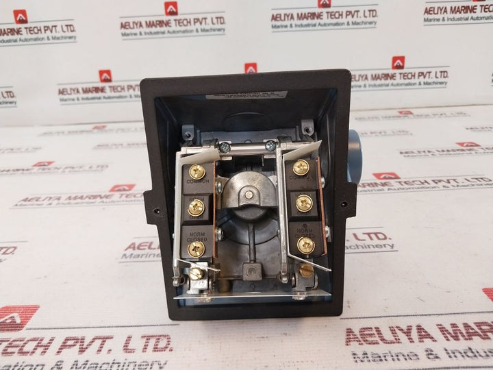 United Electric B402-120 Temperature Switch