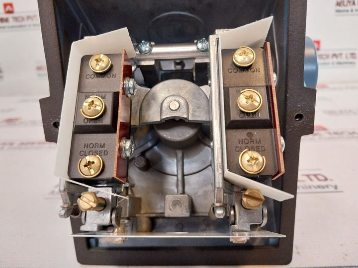 United Electric B402-120 Temperature Switch