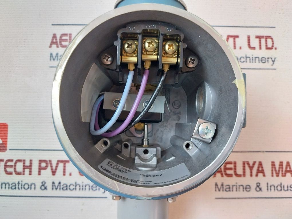 United Electric Controls B121-120 Temperature Switch