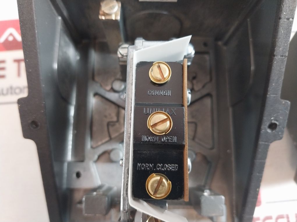 United Electric Controls J400 449 Pressure Switch