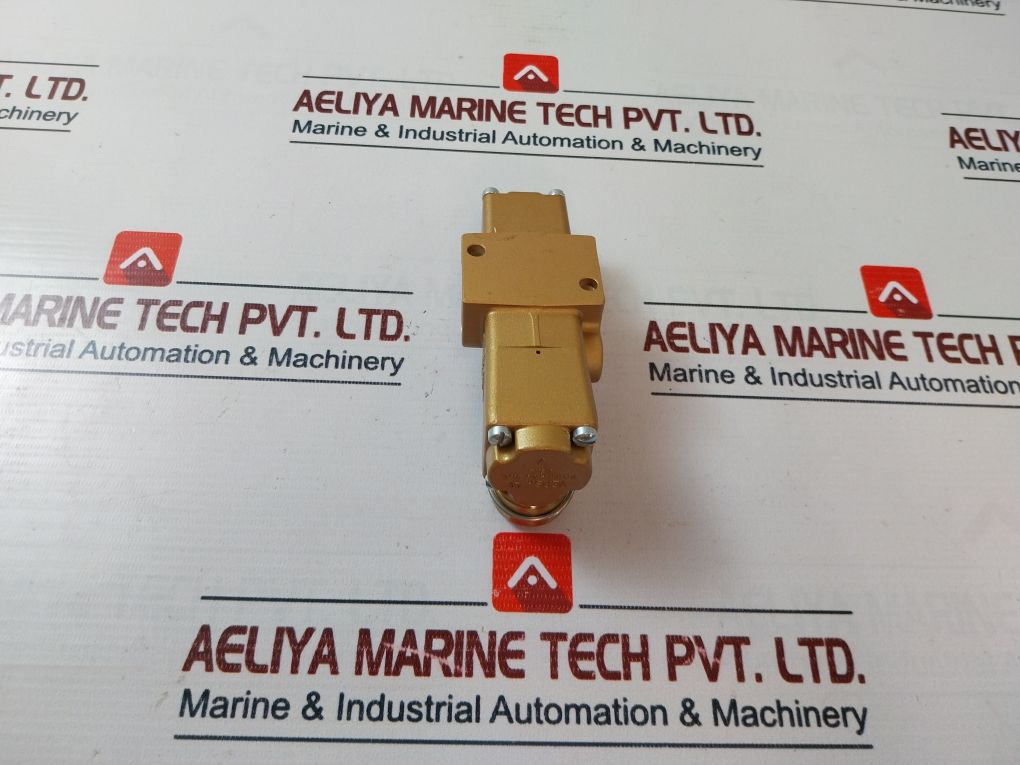 Versa Vzl-3301 3 Way Pneumatic Directional Valve 160-901-07-25