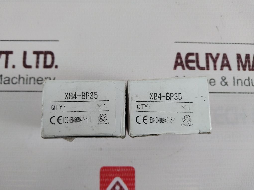 Lot Of 5X Xb4-bp35 Iec/En60947-5-1 Push Button Switch Xb4-be101